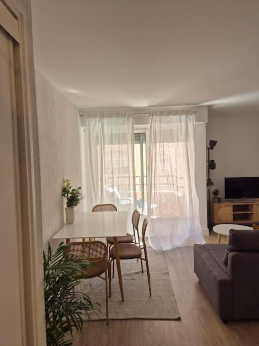 un salon avec une table et un canapé dans l'établissement Appartement T2 - Hyères GARE, à Hyères