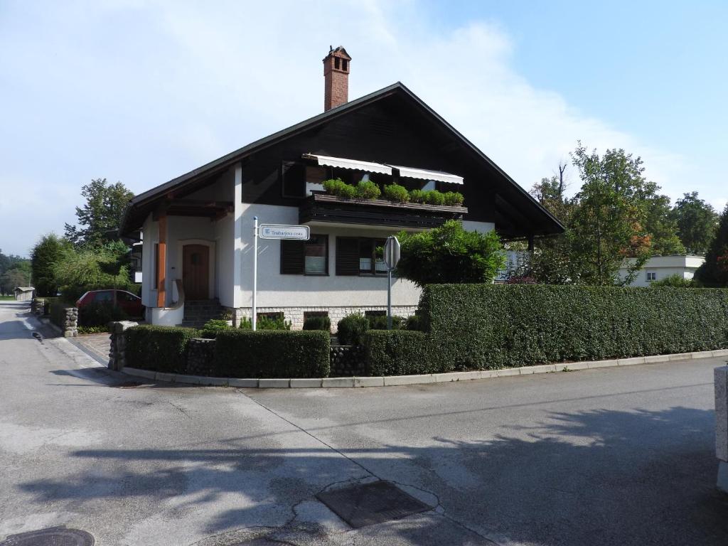 una casa con plantas al lado de una calle en Guest House Vera, en Bled