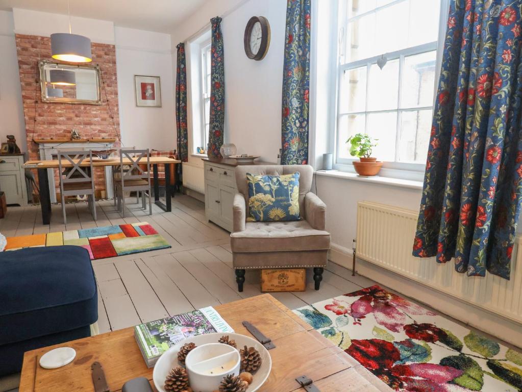 uma sala de estar com uma mesa e uma sala de jantar em Stone's Throw em Budleigh Salterton