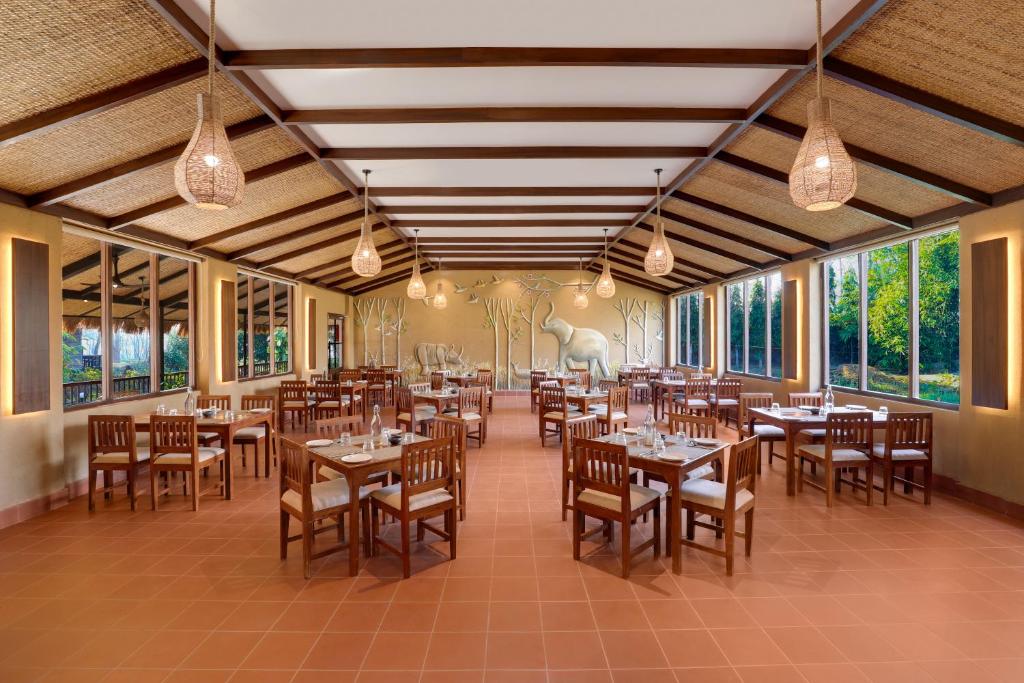 Restaurace v ubytování Tigerland Safari - A Lemon Tree Resort, Chitwan, Nepal