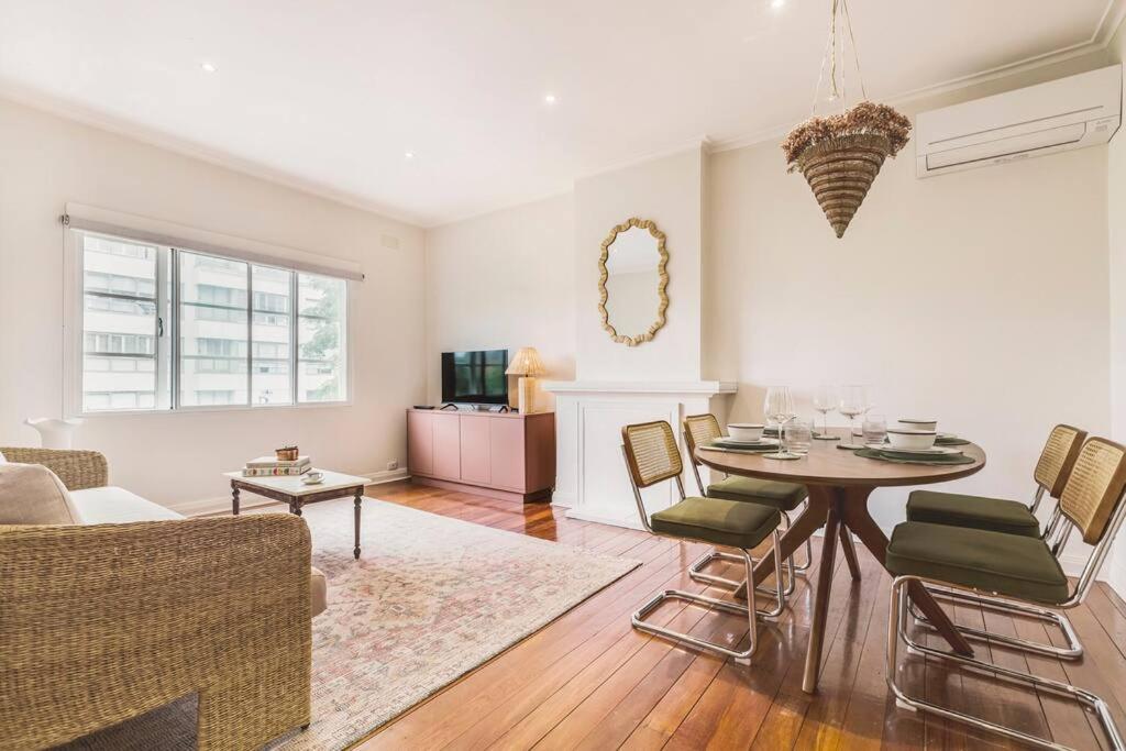 Gallery image of The Queen's Suite - Boutique Art Deco Charm in Melbourne