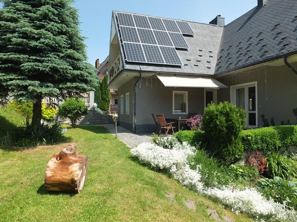 シュクラルスカ・ポレンバにあるOrzechówkaの屋根に太陽光パネルを設けた家
