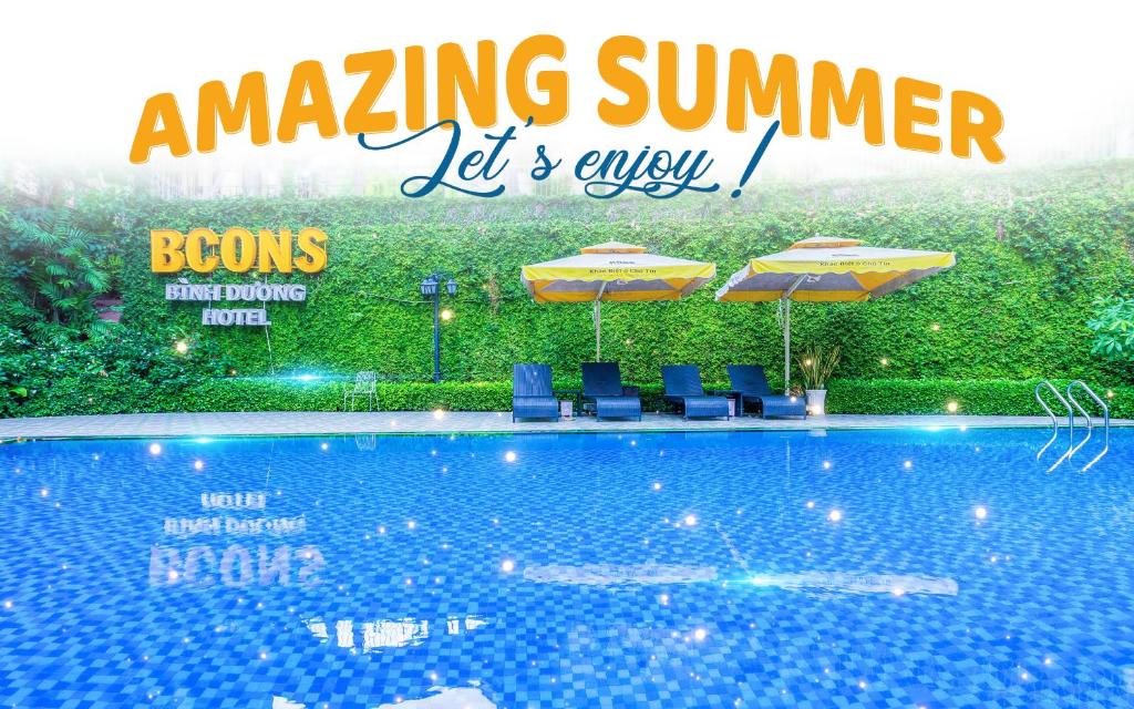 ein Pool mit Sonnenschirmen und Stühlen daneben in der Unterkunft Bcons Riverside Hotel Binh Duong in Thu Dau Mot