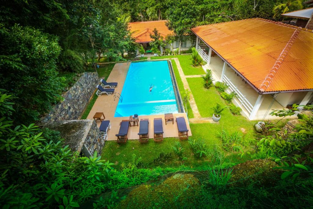Beach Grove Villas في يوناواتونا: اطلالة جوية على منزل مع مسبح