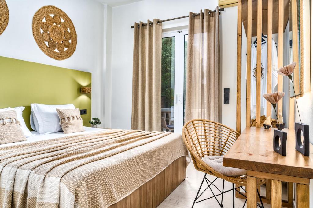 1 dormitorio con cama, escritorio y ventana en Aggeliki Studios, en Laganas