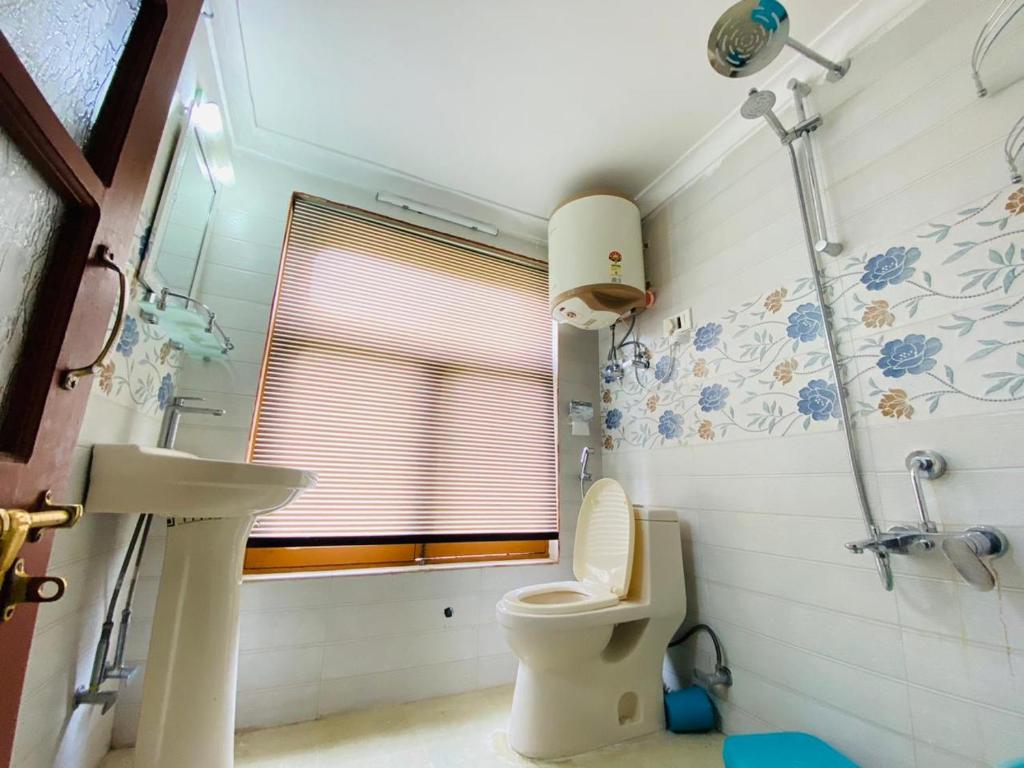 uma casa de banho com um WC e um lavatório em Lamzy parimahal. em Srinagar