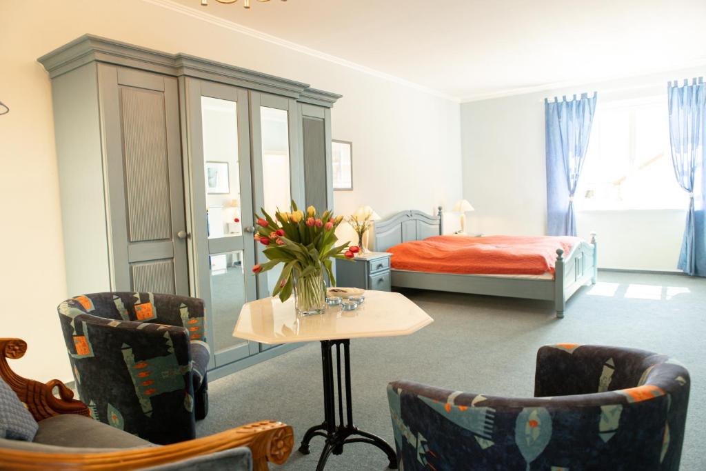 Postel nebo postele na pokoji v ubytování Boutiquehotel Gut Tribbevitz auf Rügen