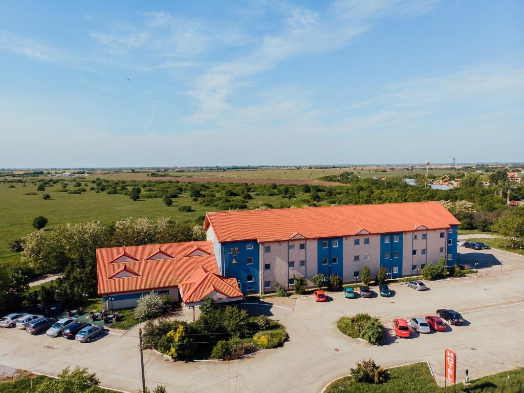 uma vista aérea de um hotel com carros estacionados num parque de estacionamento em Iris Hotel em Oradea