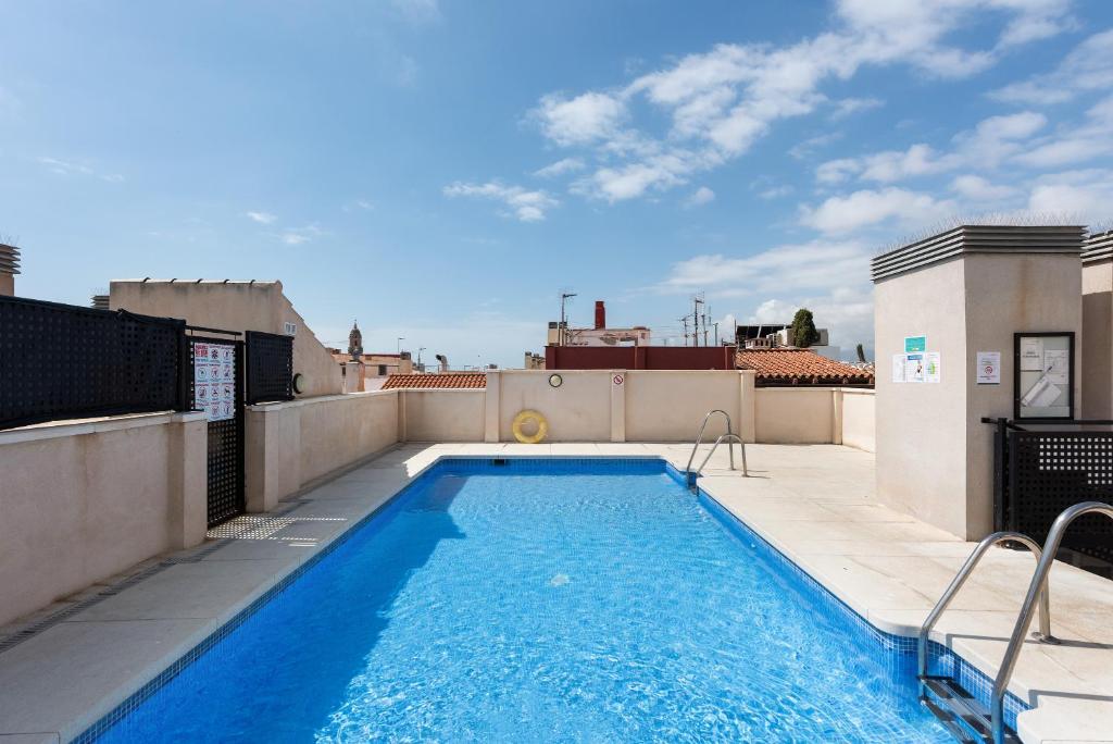 una piscina sul tetto di un edificio di Suite Jinetes a Málaga