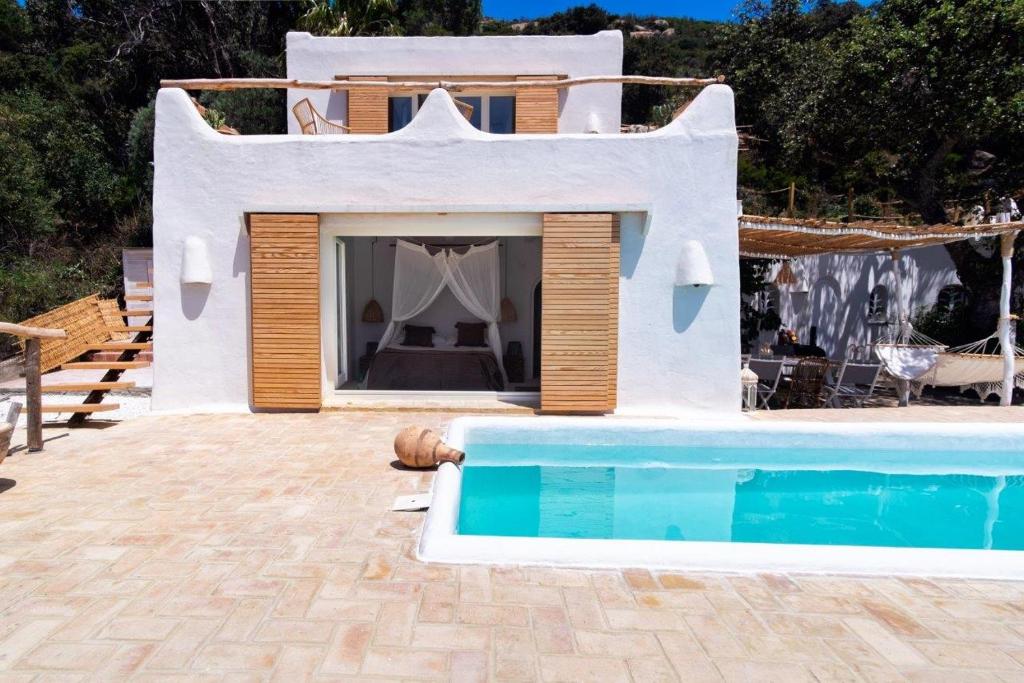 une villa avec une piscine à côté d'une maison dans l'établissement Paraíso en zahara, à Zahara de los Atunes