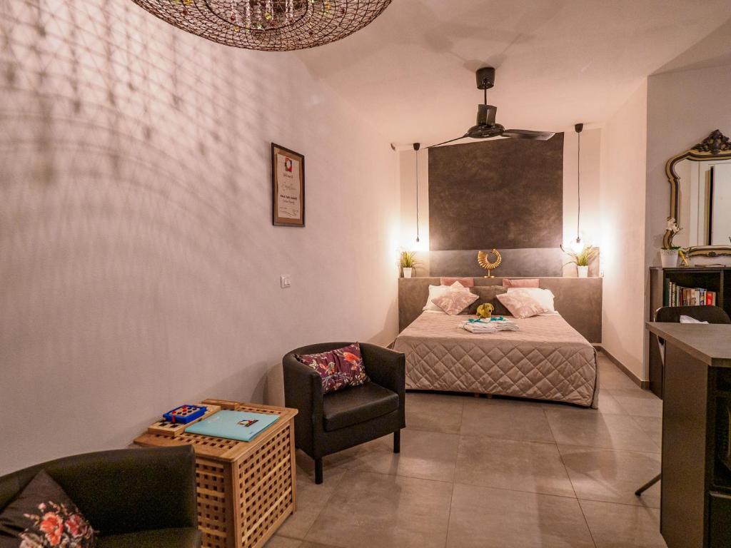 Postel nebo postele na pokoji v ubytování Camaella Luxury Studio