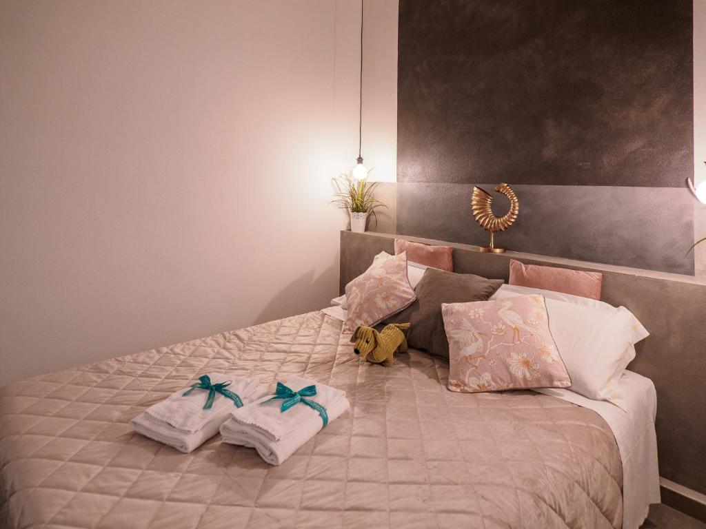 Postel nebo postele na pokoji v ubytování Camaella Luxury Studio