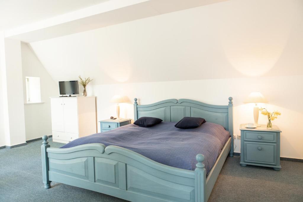 Postel nebo postele na pokoji v ubytování Boutiquehotel Gut Tribbevitz auf Rügen