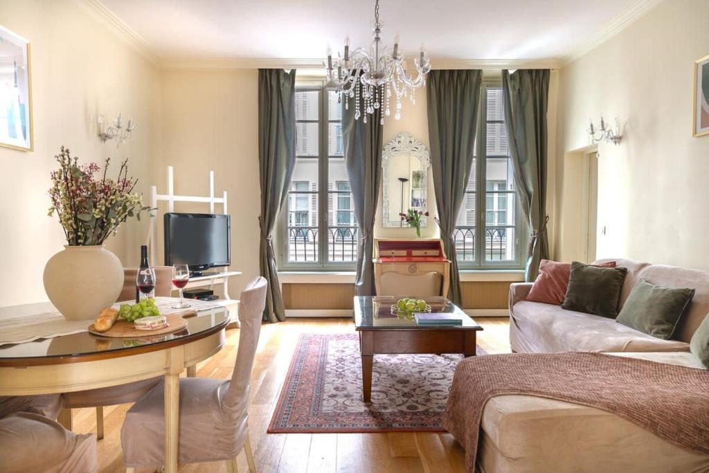 un salon avec un canapé et une table dans l'établissement La Lumiere Eiffel Walk to Tower, à Paris