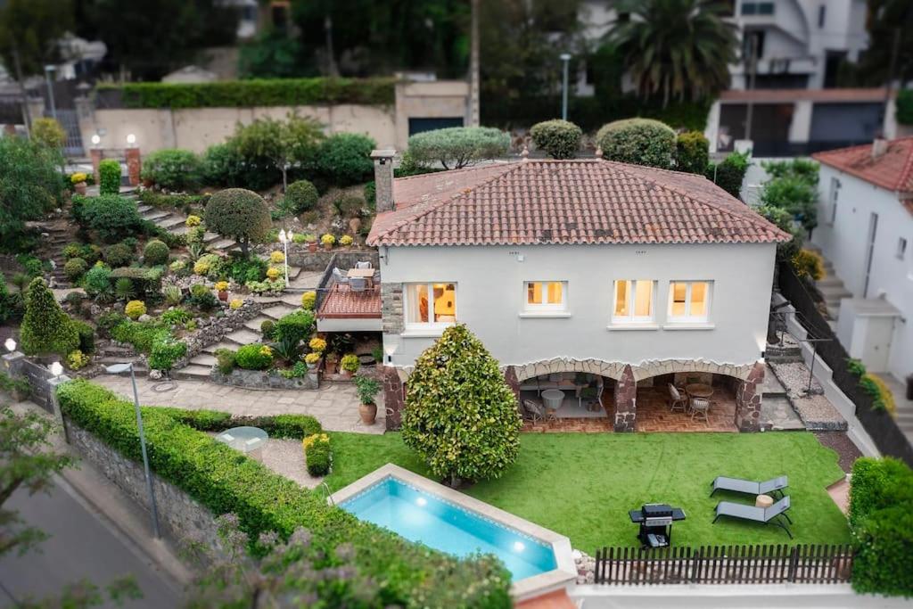 un modelo de casa con jardín y piscina en Vista Serena, en Sant Cugat del Vallès