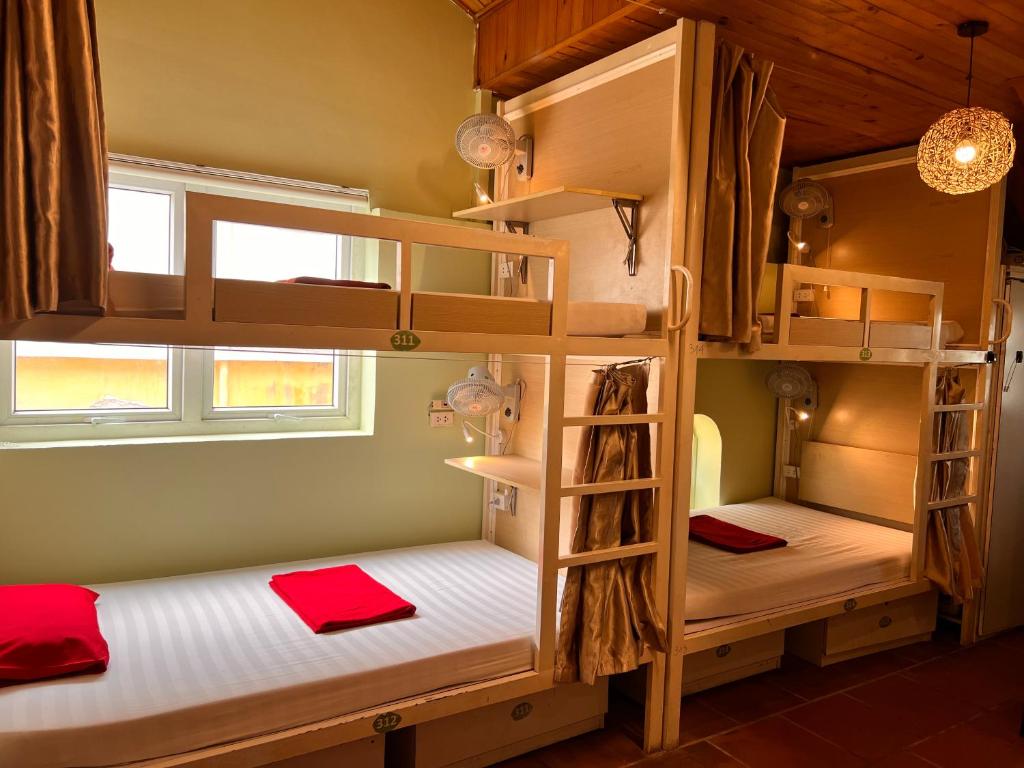 een kamer met 2 stapelbedden in een kamer bij Hanoi EcoStay 1 hostel in Hanoi