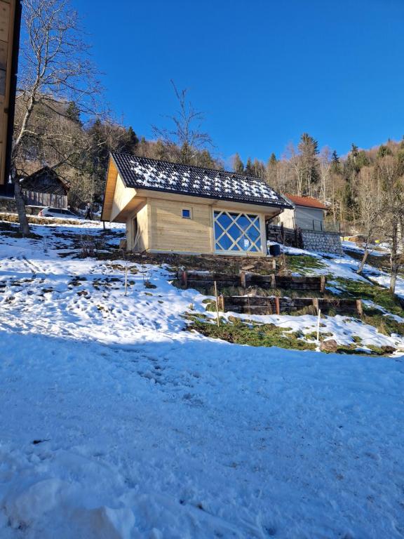 Pr' Končovc في كراني: منزل صغير في الثلج مع الثلج
