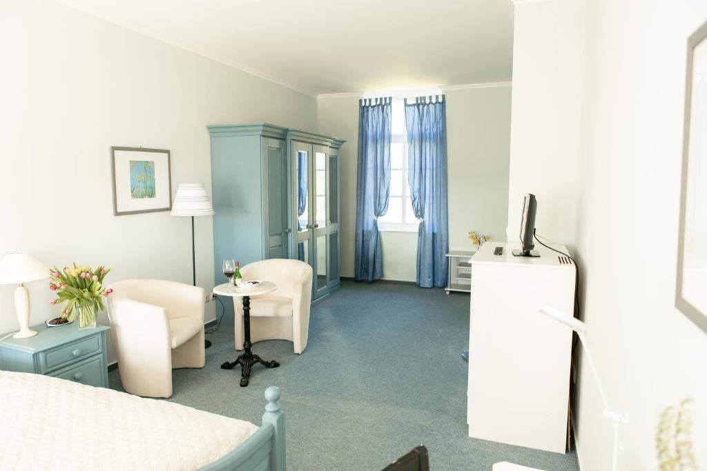 TV a/nebo společenská místnost v ubytování Boutiquehotel Gut Tribbevitz auf Rügen