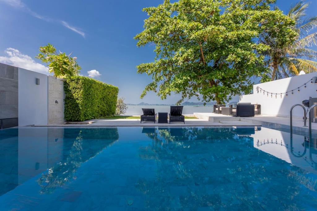 une piscine avec vue sur l'océan dans l'établissement Do You Want Luxury Sea views With Beach Access V38, à Ban Saiyuan (1)