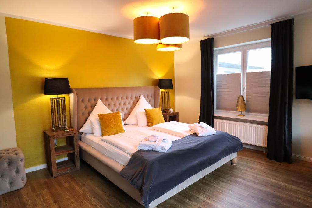 Postel nebo postele na pokoji v ubytování Das Frühstückshotel Sankt Peter-Ording