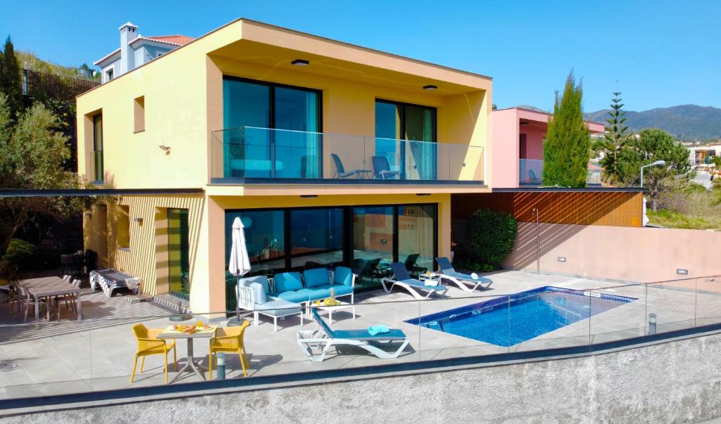 プラゼーレスにあるEden Sun - A Modern Luxury Villa with a Panoramic Viewのスイミングプールとパティオ付きの家