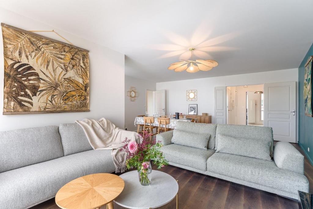 un salon avec un canapé et une table dans l'établissement Le Sully - Joli duplex centre de Nantes, à Nantes