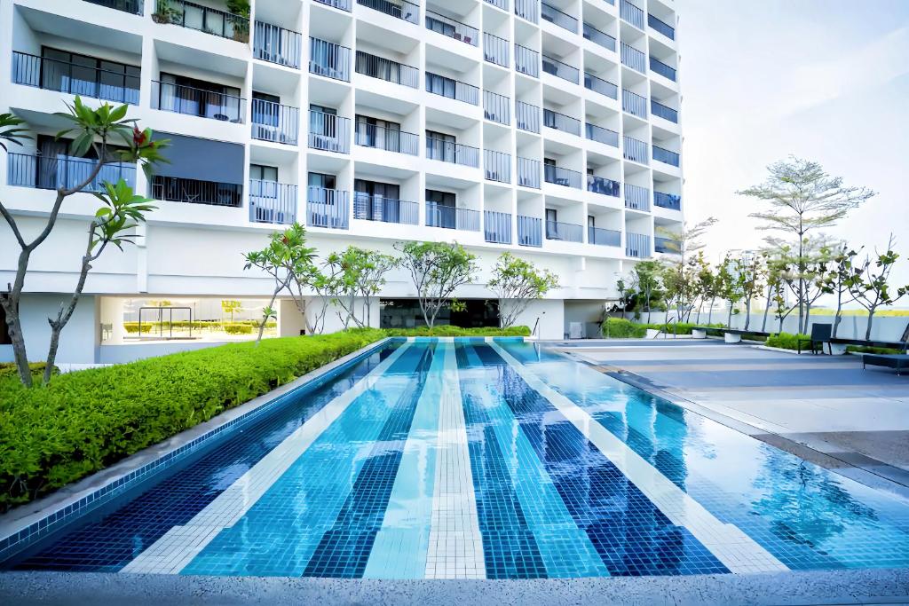 una piscina frente a un edificio en The Landmark Penang by Stay Premium, en Tanjong Tokong