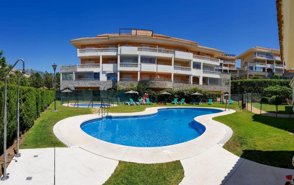 un edificio con piscina frente a un edificio en Sea Pool and Relax ComoTuCasa, en Fuengirola