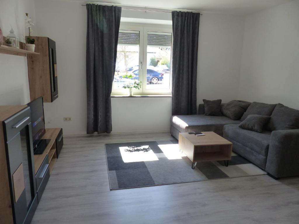 uma sala de estar com um sofá e uma mesa em Ferienwohnung in Hof Saale em Hof