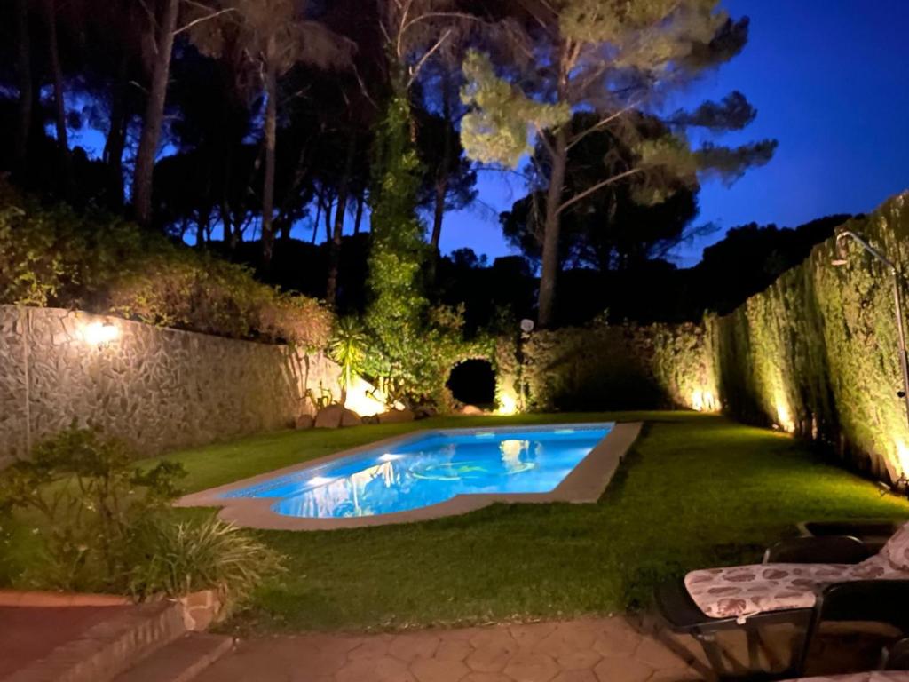 a backyard with a swimming pool at night at Las Ondinas del Lago in Las Jaras