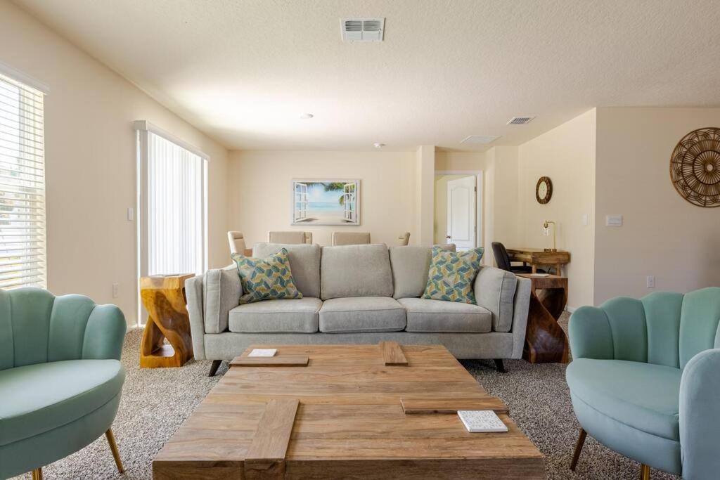 Χώρος καθιστικού στο Beautiful New 4-BR Home 8 Miles to Flagler Beach