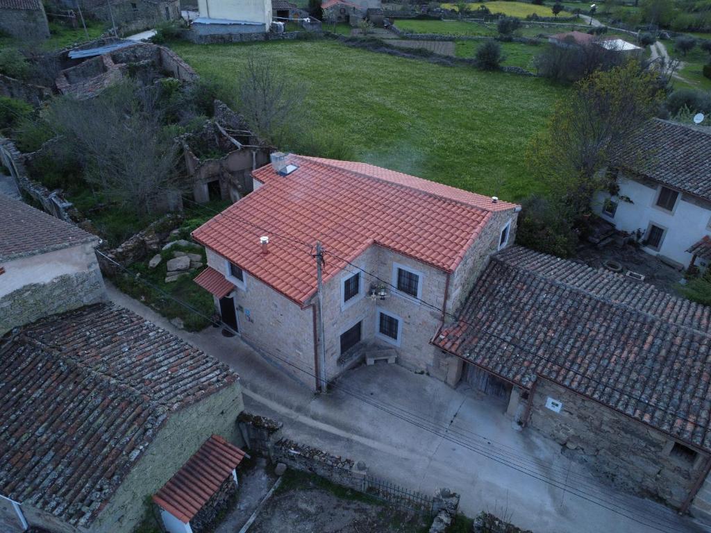 een uitzicht op een huis met een rood dak bij Casa Rural El Lagar del Abuelo en los Arribes del Duero, Badilla, Zamora in Zamora