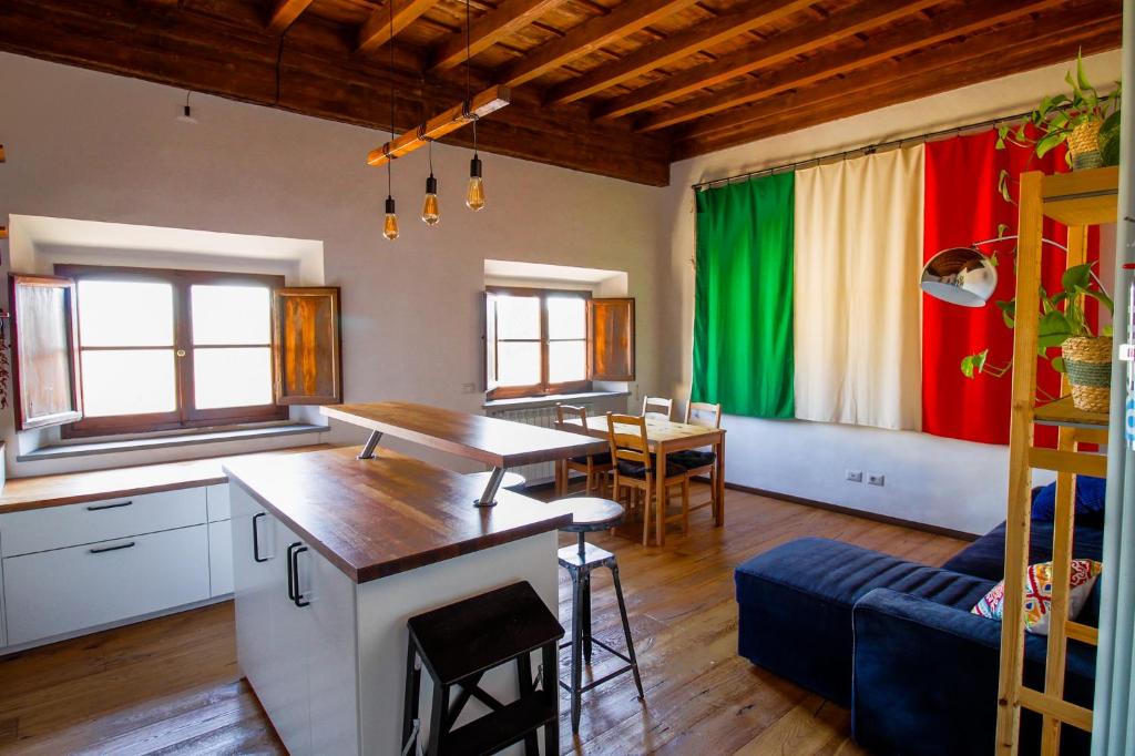 Il comprend une cuisine et un salon doté d'un canapé bleu. dans l'établissement Palazzo Leopardi, à Florence
