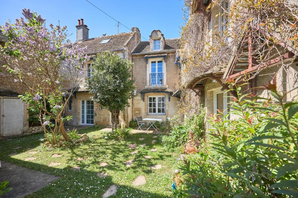 une maison ancienne avec un jardin en face dans l'établissement Augustine Beach - Maison à 700 m de la plage, à Courseulles-sur-Mer