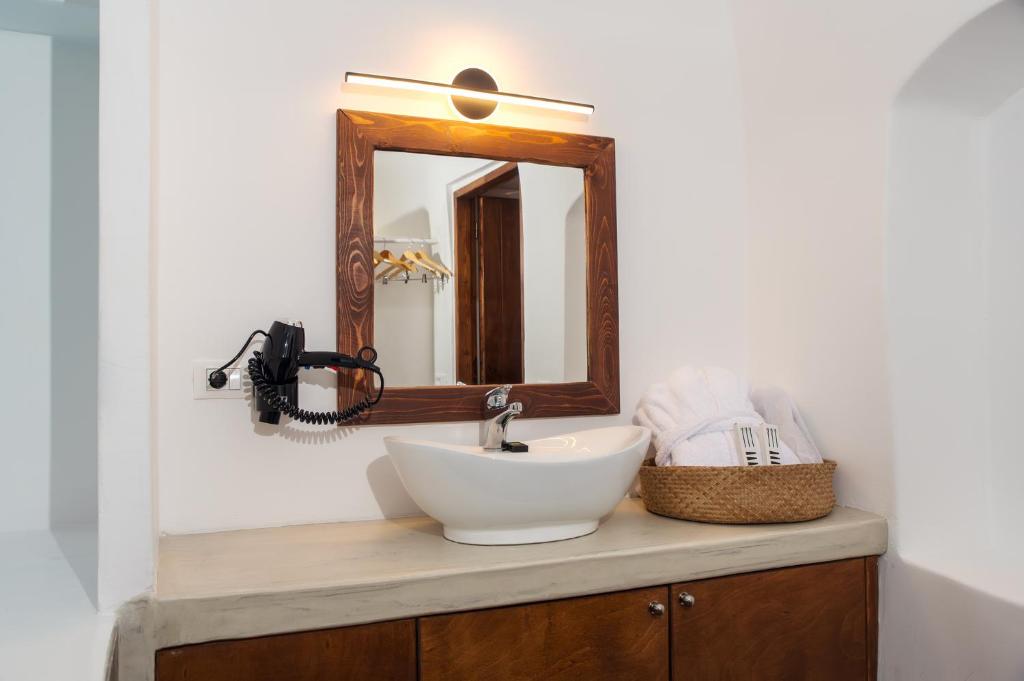 Φωτογραφία από το άλμπουμ του Santorini Rooftop Hot Tub Suite with Panoramic Views στο Ακρωτήρι