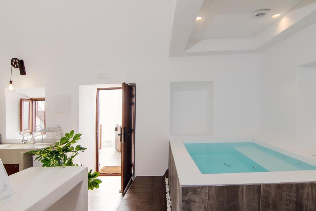 Ένα μπάνιο στο Santorini Rooftop Hot Tub Suite with Panoramic Views