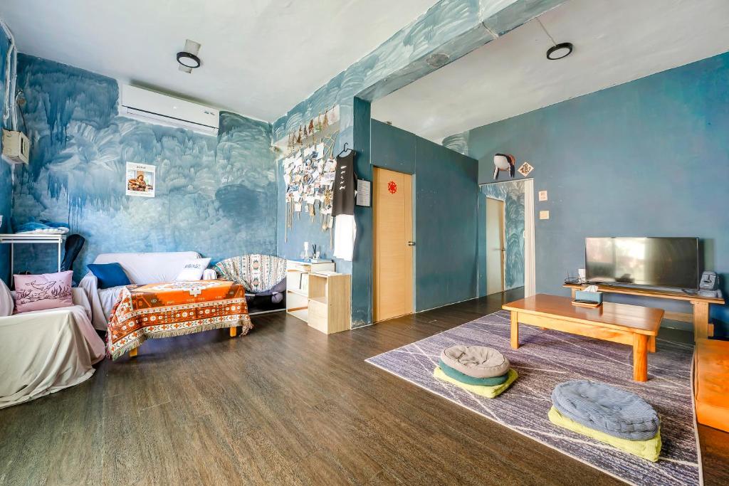 a room with a room with a bed and a tv at 海街日記民宿 Ocean Diary Hostel in Green Island