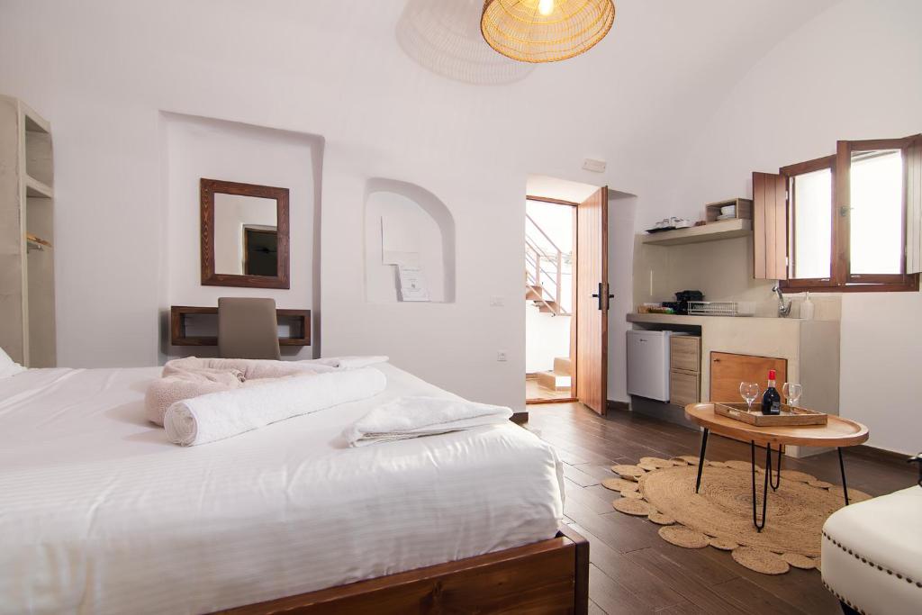 Ένα ή περισσότερα κρεβάτια σε δωμάτιο στο Santorini Rooftop Hot Tub Suite with Panoramic Views