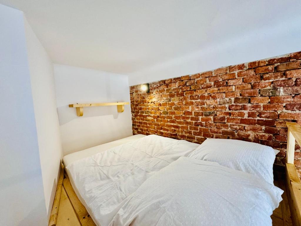 Katil atau katil-katil dalam bilik di Bohemian Apartment In center of Kazimierz District