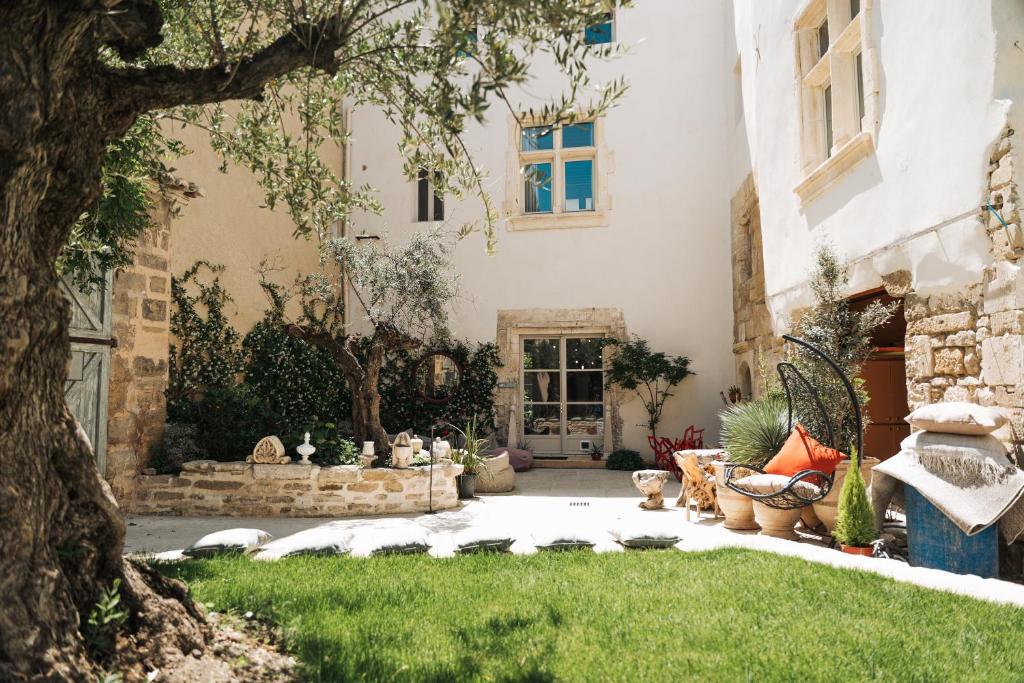 a courtyard of a house with a tree at Artishow in LʼIsle-sur-la-Sorgue