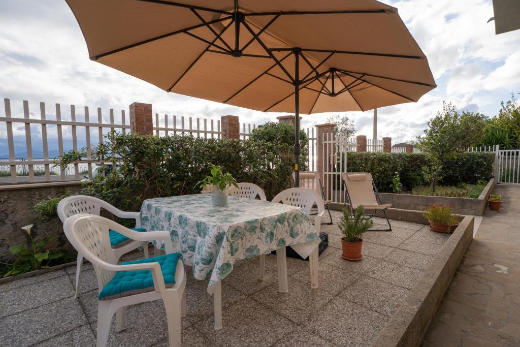 - une table et des chaises avec un parasol sur la terrasse dans l'établissement Da Nonna Tina VistaMare, à Piombino