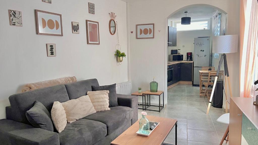 un salon avec un canapé et une table dans l'établissement Le Duplex, 1 chambre, Parking gratuit & Wifi, à Ruelle-sur-Touvre