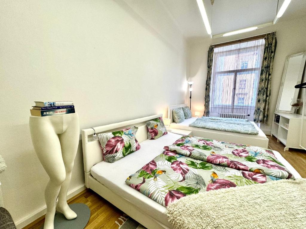 um quarto com duas camas e um candeeiro em Epic apartment in the City Center em Praga