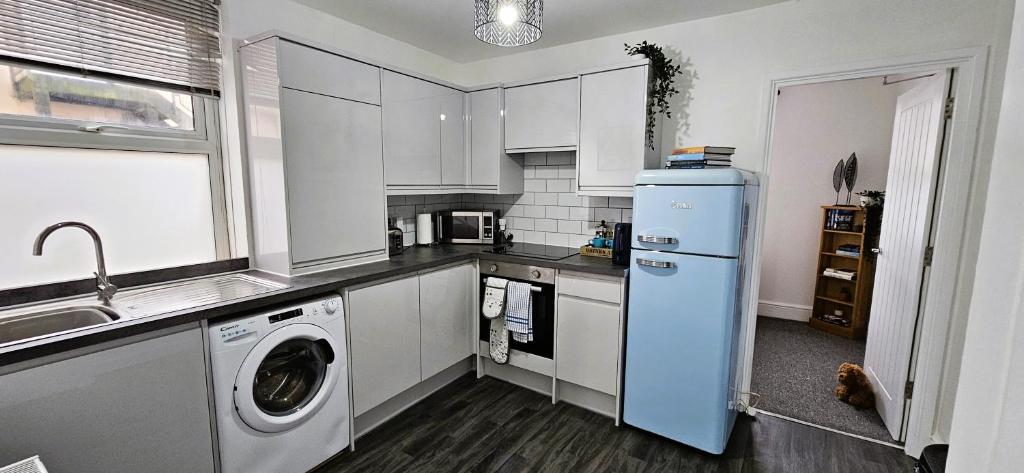 Kitchen o kitchenette sa Spacious 2 Bed Flat in Central Plymouth