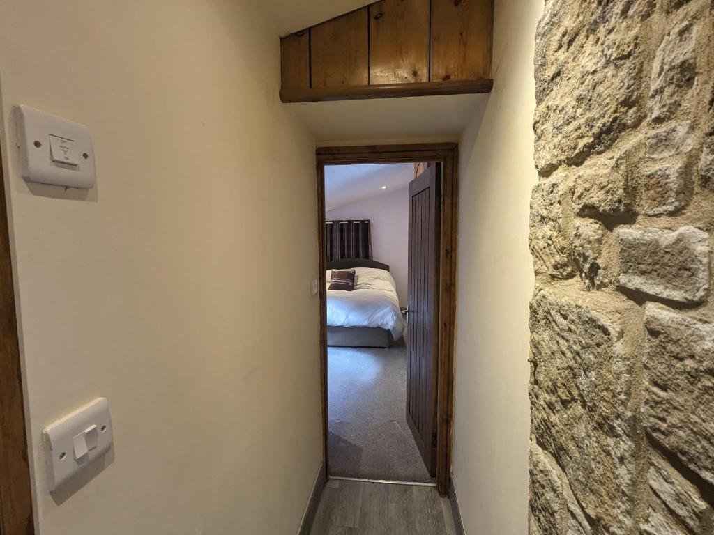 Postel nebo postele na pokoji v ubytování Cozy Cottage Close to Haworth Sleeps 2 with Garden