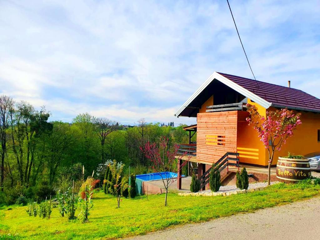 una pequeña casa con techo solar en un patio en Holiday Home Bella Vita en Gornji Mihaljevec