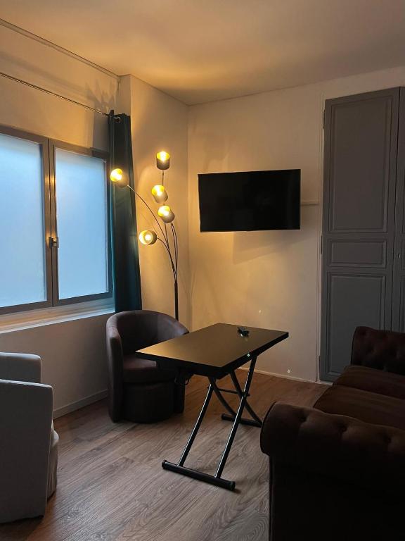 TV a/nebo společenská místnost v ubytování HOTEL & SPA Le Renard Centre