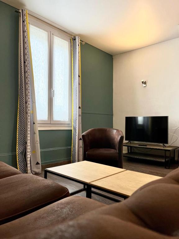 TV a/nebo společenská místnost v ubytování HOTEL & SPA Le Renard Centre