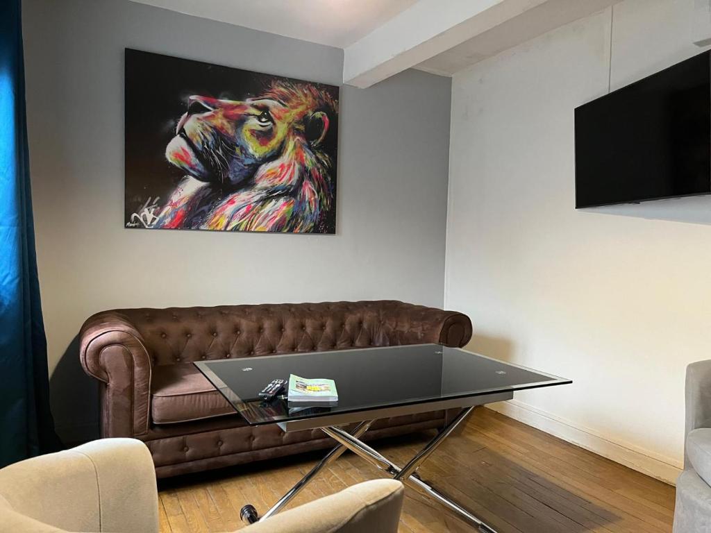TV a/nebo společenská místnost v ubytování HOTEL & SPA Le Renard Centre
