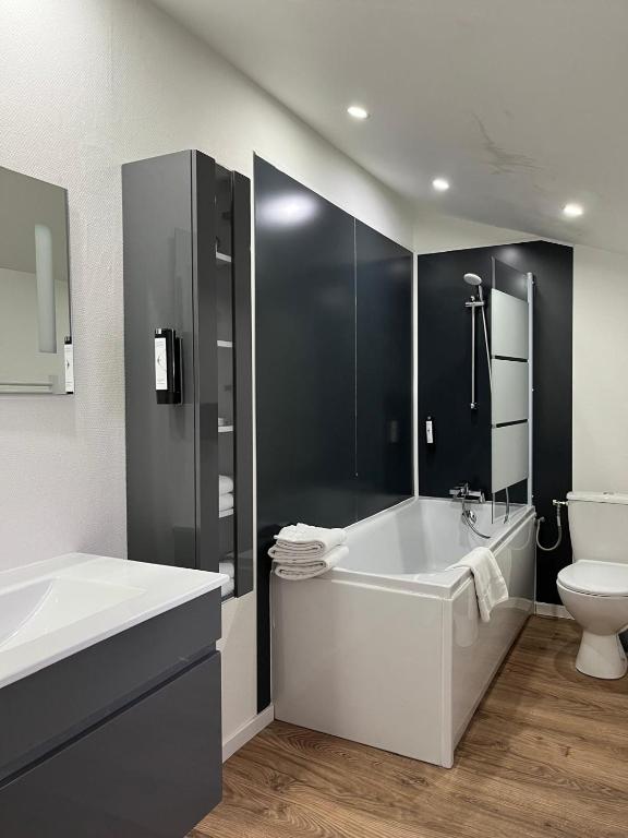 Koupelna v ubytování HOTEL & SPA Le Renard Centre